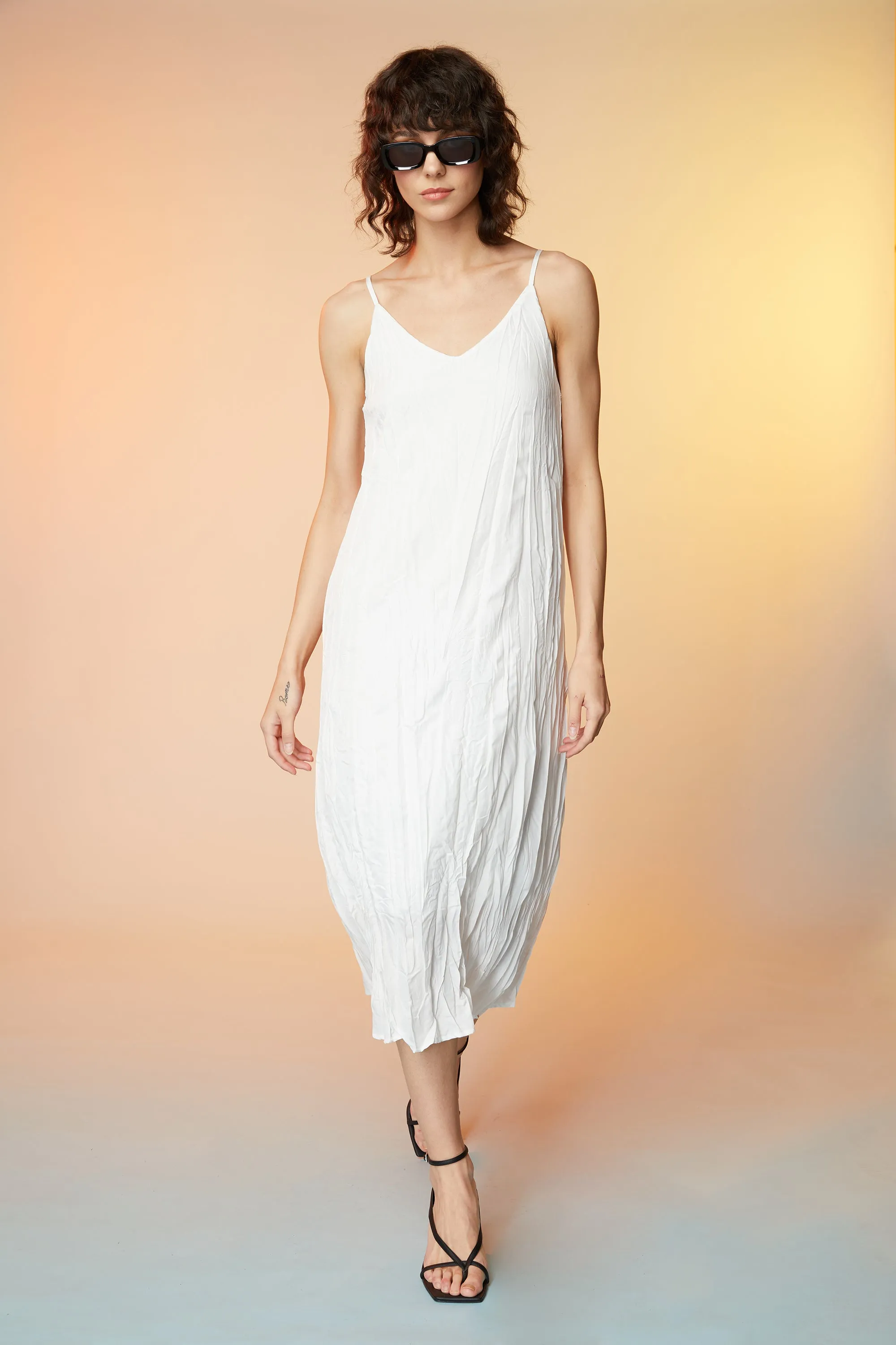 V-NECK CRINKLED MIDI DRESS
